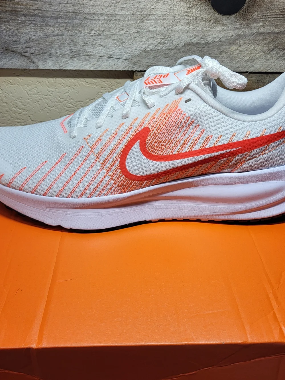 *NEW* Nike Run Defy Breathable Running Shoes White Orange Size Men’s 12 with Box